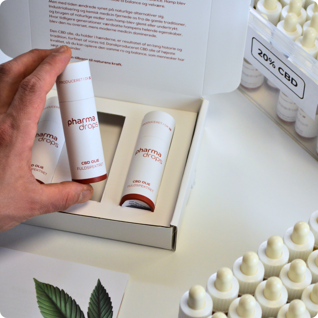 CBD olie og informationsmateriale ved siden af hinanden