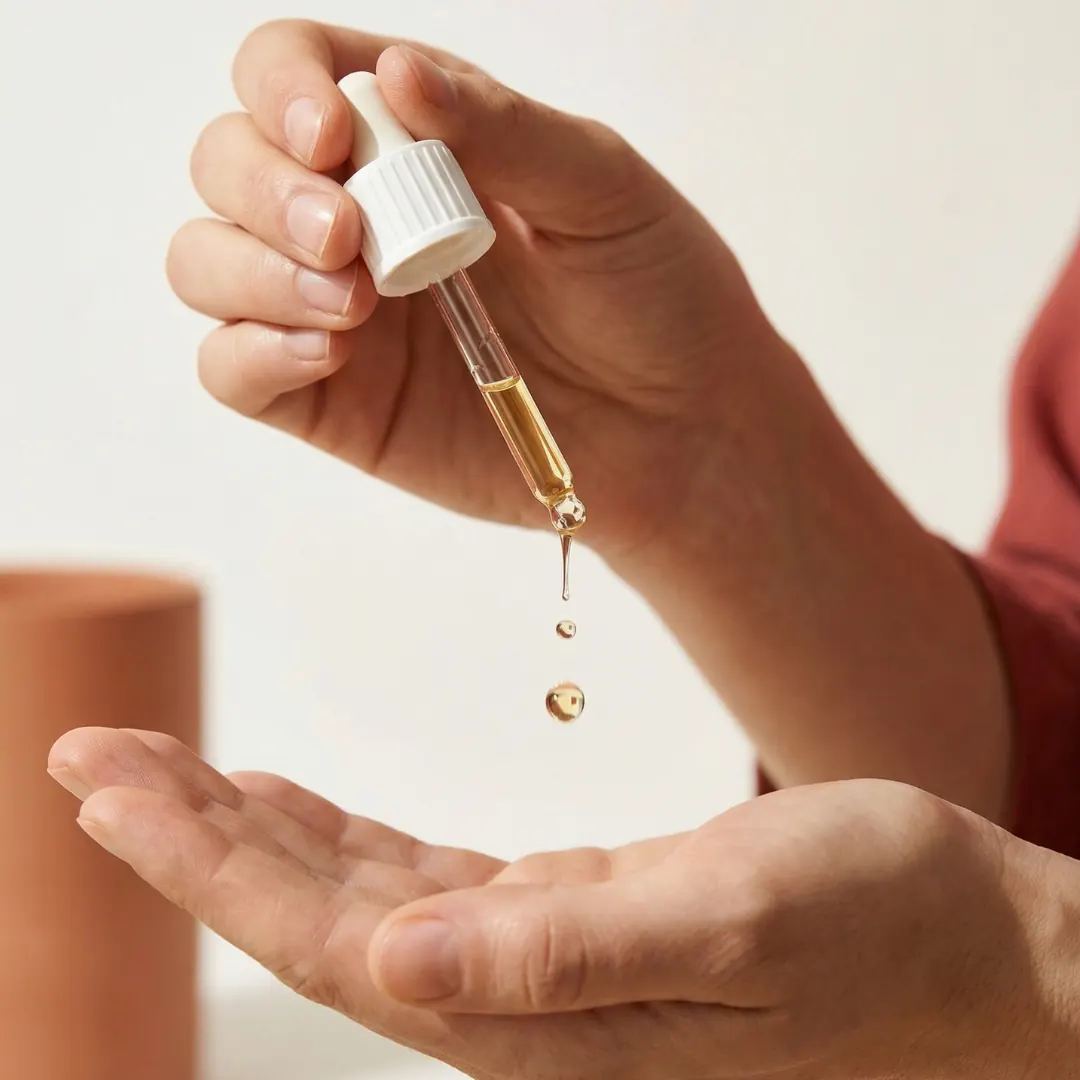 Macro nærbillede af CBD olie dråbe fra pipette