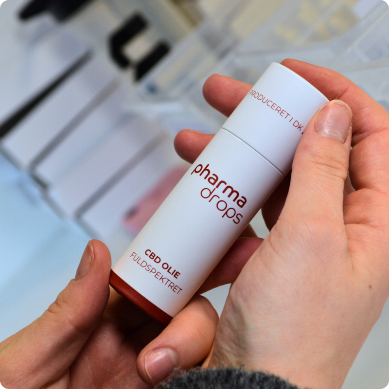 CBD olie 10% – håndholdt produktbillede